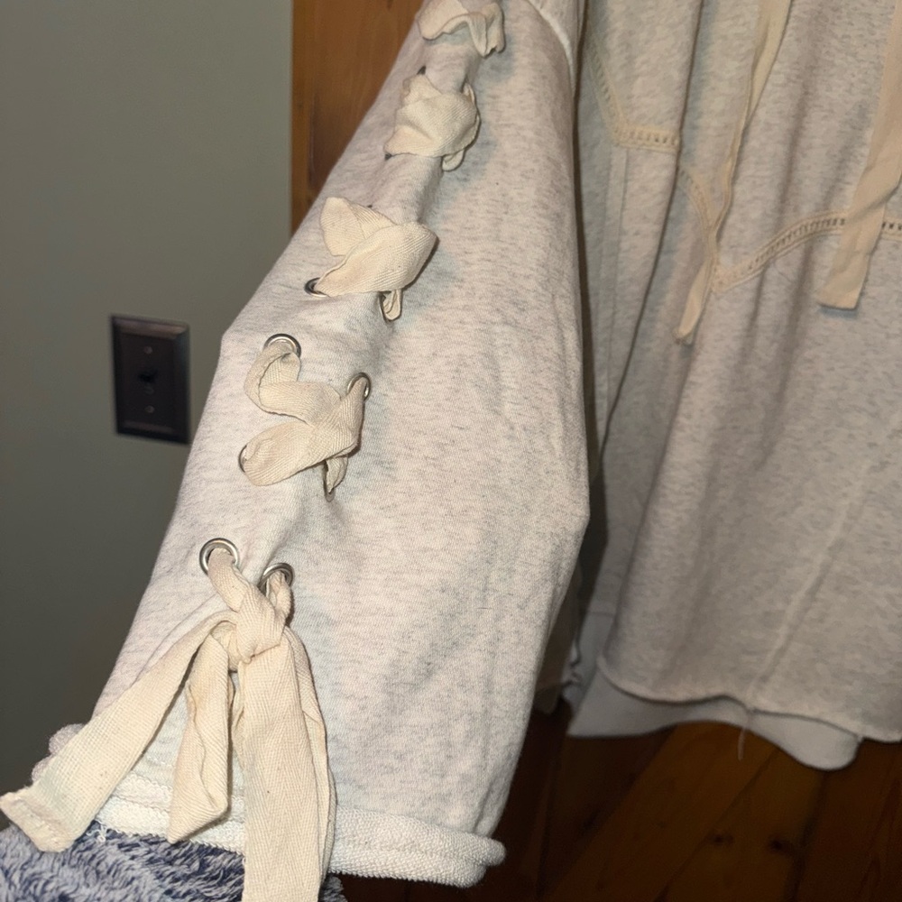 Women's Cream Hoodie Sweater NWT - Picture 2 of 4